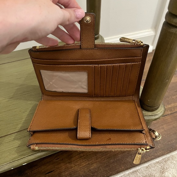 Michael Kors wristlet with space for your phone - Picture 3 of 3